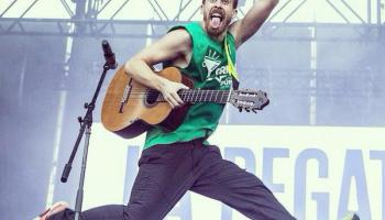 Rubén Sierra, un dels components del grup 'La Pegatina', de verd a l'Arenal Sound, a Burriana, Castelló.