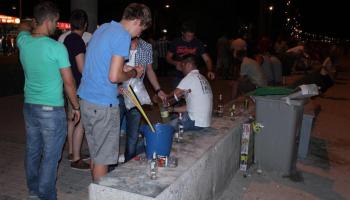 Un grup de turistes beu al carrer a una zona de la Platja de Palma.