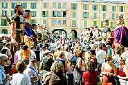 La plaça Major visqué amb alegria l'exhibició de gegants.