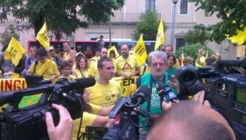 Jaume Sastre parla davant dels mitjans abans de començar la Marxa Educativa a Girona.