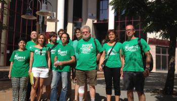 Els membres de l'Assemblea abans de lliurar el document a la Conselleria d'Educació aquest dilluns. 