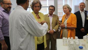 La reina Sofia, acompanyada del rector de la UIB entre d'altres, conegué de primera mà la tasca d'aquest departament.