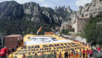 Desenes de persones han desplegat, davant el Monestir de Monserrat, un gran mosaic amb la imatge del papa Francesc.