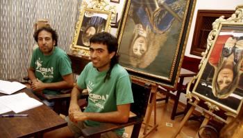 Barceló i Aicart i just al darrera d'ells al centre, el retrat escollit per presidir els centres educatius a partir de dilluns. 