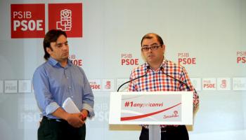 Miralles i Bonet durant la roda de premsa. Els socialistes consideren que la reforma electoral del PP és un "atac a la democràcia".