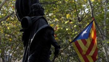 Una senyera, com la que ha cremat l'espontani, al monument de Rafel Casanova.