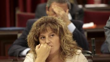 La consellera Camps ha tornat a insistir al Parlament que segueix oberta al diàleg.