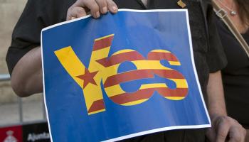 Cartell pel 'sí' amb una senyera independentista.