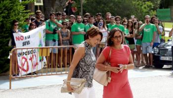 La presidenta del Parlament, Margalida Duran, entrant enmig dels crits dels estudiants. 
