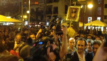 Imatge de Bauzá i Isern entrant a l'interior del Solleric. 