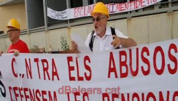 Una desena de jubilats i pensionistes s'han encadenat aquest dissabte de matí a la façana del Palau de Congressos de Palma.