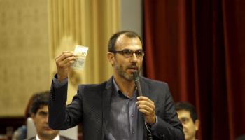 El portaveu de MÉS ha mostrat un bitllet amb la inscripció 'Bauzá dimissió'.