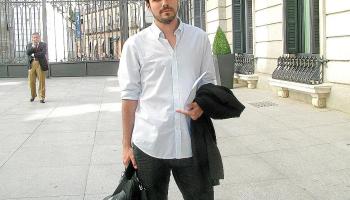 El diputat Alberto Garzón a l'exterior del Congrés.