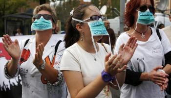 Protesta a l'exterior de l'Hospital Carlos III de Madrid.