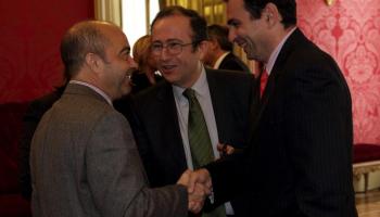 Gómez i Ruiz saludant-se al Parlament. 