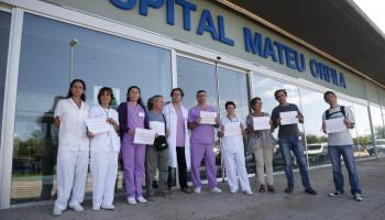 Alguns metges concentrats a Maó en suport a l'infermera contagiada d'Ebola que roman ingressada a Madrid.