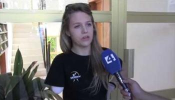 Imatge de la jove explicant la seva versió. 