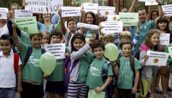 Protesta d'alumnes davant l'Aina Moll de Palma.