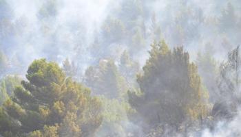 Les columnes de fum encara s'alcen a diferents indrets de la Serra.
