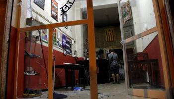 El casal va patir greus desperfectes en els vidres i a l'interior del local. 