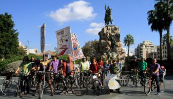 Una vintena de membres del col·lectiu Massa Crítica han recoreegut els principals carrers de ciutat reclamant una millora de la mobilitat sostenible. 