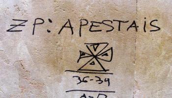 Inscripció feta a la paret de la seu regional del partit.