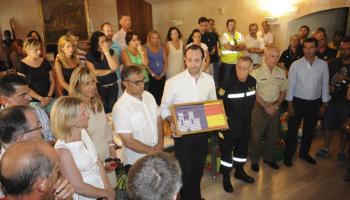 Bauzá ahir, fent entrega de la bandera als cossos de seguretat i emergències de l'Estat. 