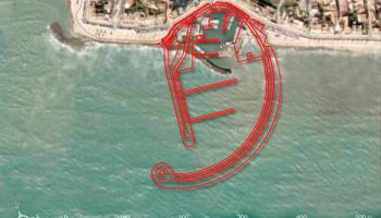 Imatge de l'actual litoral i en vermell la infraestructura que implica la gran ampliació proposta per la directiva del Club Nàutic.