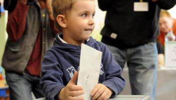 Imatge d'arxiu d'un infant votant. 