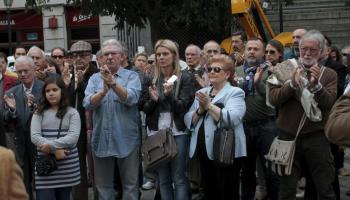 Desenes de persones s'han concentrat davant Cort per mostrar el seu rebuig al 9N. Entre els manifestants s'hi trobava Aina Maria Aguiló, diputada del PP.