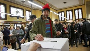 Un ciutadà amb barretina deposita la papereta al Lluís de Peguera de Manresa. 