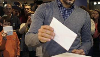 El tècnic del Bayern de Munic, Pep Guardiola, aparegué per sorpresa a la Ciutat Comtal i participà en un dels locals d'un dia històric per als catalans.