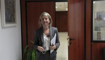 La consellera d'Educació, fotografiada a la seu del seu departament.