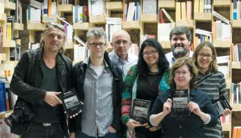 Domènec i Bennasar just darrera d'alguns dels corresponsals que apareixen al llibre. En primer pla els danesos Thomas Vihelm i Martin Tonner, la nordamericana Kim Bradley, la búlgara Marina Dimitrova i l'alemanya Julia Macher. 
