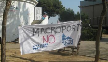 La Plataforma Al Molinar Port Petit oferirà als ciutadans poder signar al·legacions en contra de la polèmica ampliació del port esportiu de la barriada marinera. 