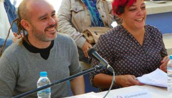 Joan Noguera i Inma Saranova, portaveus de Guanyem Eivissa, durant la presentació de la nova plataforma electoral ciutadana celebrada aquest dissabte en el col·legi de Can Misses. Una cinquantena de persones, amb representants polítics i veïnals, ha assistit a l'acte.