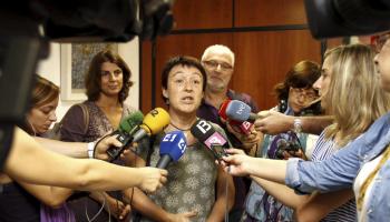 Alarcón fent declaracions als mitjans després de la seva primera trobada amb la nova consellera Riera. 