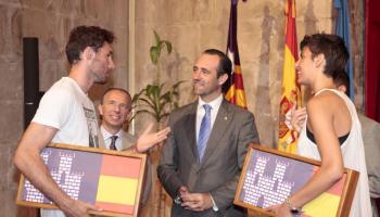 El Govern balear ret homenatge als esportistes Alba Torrens i Rudy Fernández 01.jpg