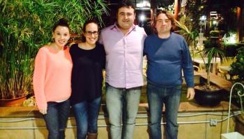 Manel Carmona, coordinador d'EU, amb les representants de l'assemblea de Selva. 