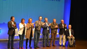 El líder regional del PP, envoltat dels seus, a un acte de partit a Menorca.