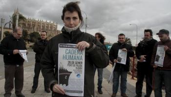 Cartells de la cadena humana contra la importació de fems forans a Mallorca.
