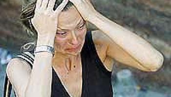 Una dona mostra la seva desolació a prop d'una de les boques del metro sinistrat. <br />