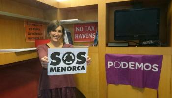 L'eurodiputada posa amb un cartell de la campanya SOS Menorca.