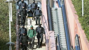 Agents dels Mossos acompanyen dos detinguts.