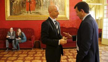 Trobada entre Pastor -esquerra- i Company als passadissos del Parlament.