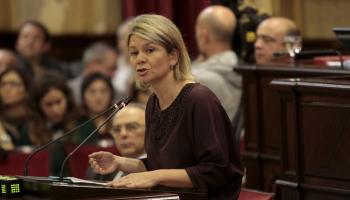 Els ecosobiranistes han reiterat que Núria Riera, actual consellera d'Educació, ha de dimitir a causa de la seva mala gestió en el problema de la plaça d'educació física de l'Institut de Maó. 