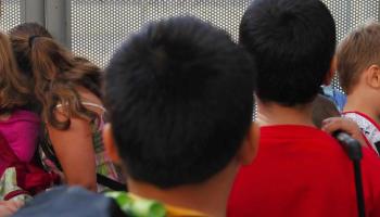 ESCUELAS CUELGAN CARTELES EN FAVOR DE LA INMERSIÓN EL PRIMER DÍA DEL CURSO