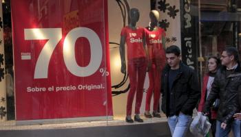 Alguns comerciants ja han començat les rebaixes abans de la data tradicional per tal d'aprofitar les compres de les festes de Nadal. 