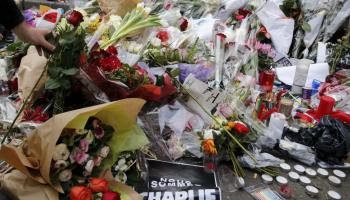 Els francesos també han dipositat flors en record de les víctimes dels atemptats terroristes. 