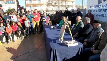 Un centenar de persones ha donat aquest dissabte suport al projecte del club Marítim del Molinar. 